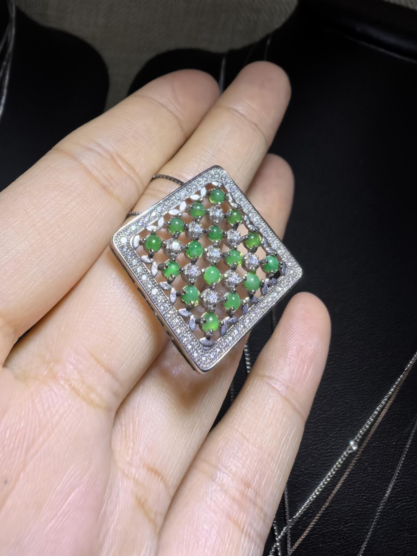 纯天然A货翡翠群镶吊坠挂件项链女款，裸石颗颗精选，佩戴个性优雅。尺寸：2.2cm*0.4cm
