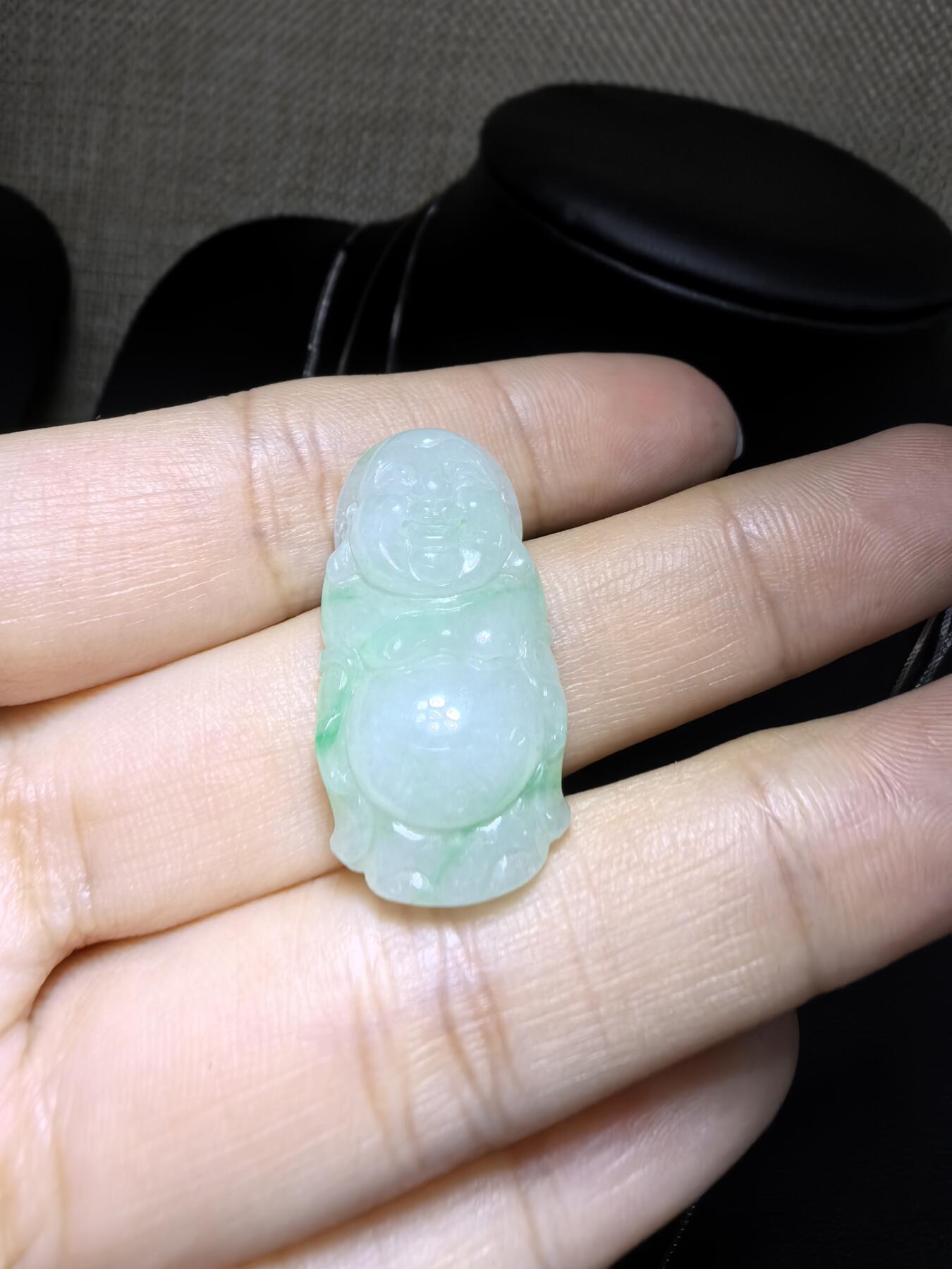 纯天然A货翡翠弥勒佛，老坑冰糯种，飘阳绿，料子干净清新。尺寸：2.9cm*1.5cm无杂无裂，实物实拍。