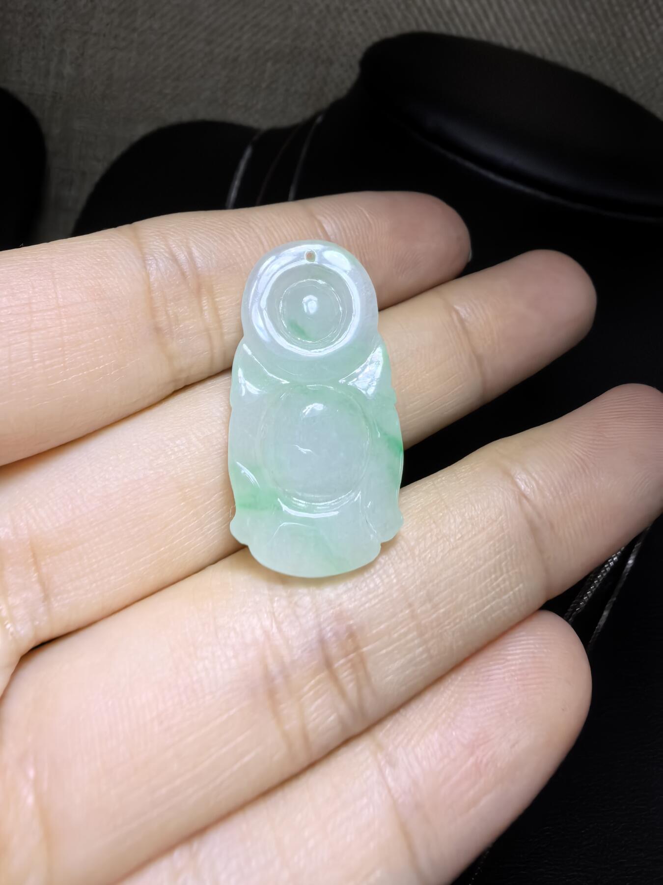 纯天然A货翡翠弥勒佛，老坑冰糯种，飘阳绿，料子干净清新。尺寸：2.9cm*1.5cm无杂无裂，实物实拍。