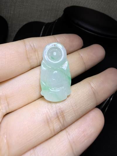 纯天然A货翡翠弥勒佛，老坑冰糯种，飘阳绿，料子干净清新。尺寸：2.9cm*1.5cm无杂无裂，实物实拍。