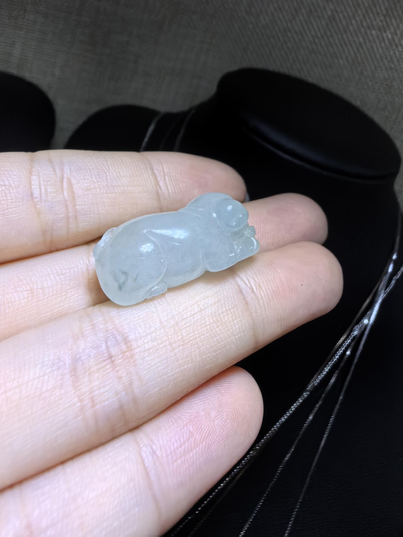 纯天然翡翠老坑料冰晴福猪，水润冰透，精雕细琢，憨态可掬，小巧精致。尺寸：2.6cm*1.3cm*1.15cm实物实拍，所见即所得。