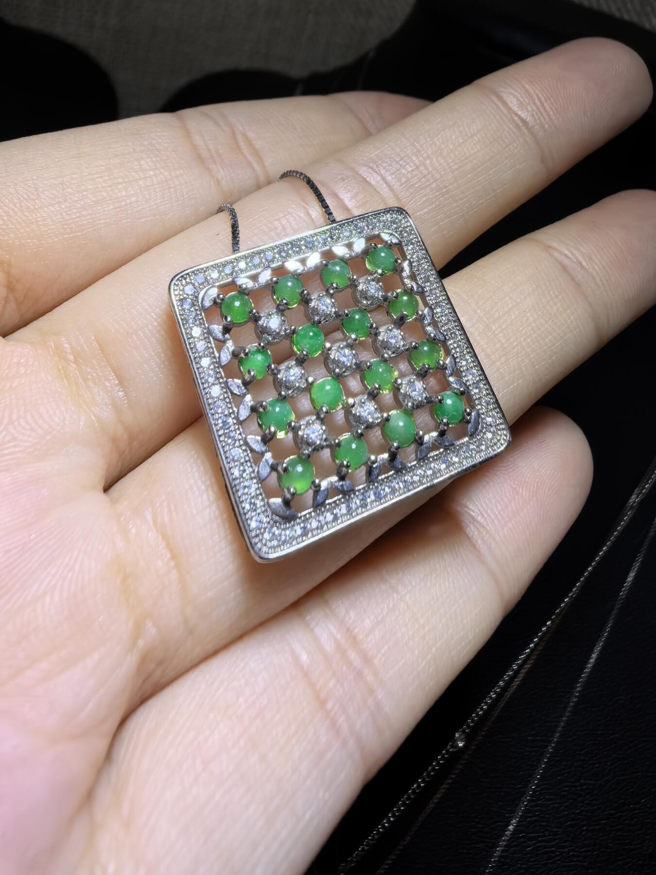 纯天然A货翡翠群镶吊坠挂件项链女款，裸石颗颗精选，佩戴个性优雅。尺寸：2.2cm*0.4cm