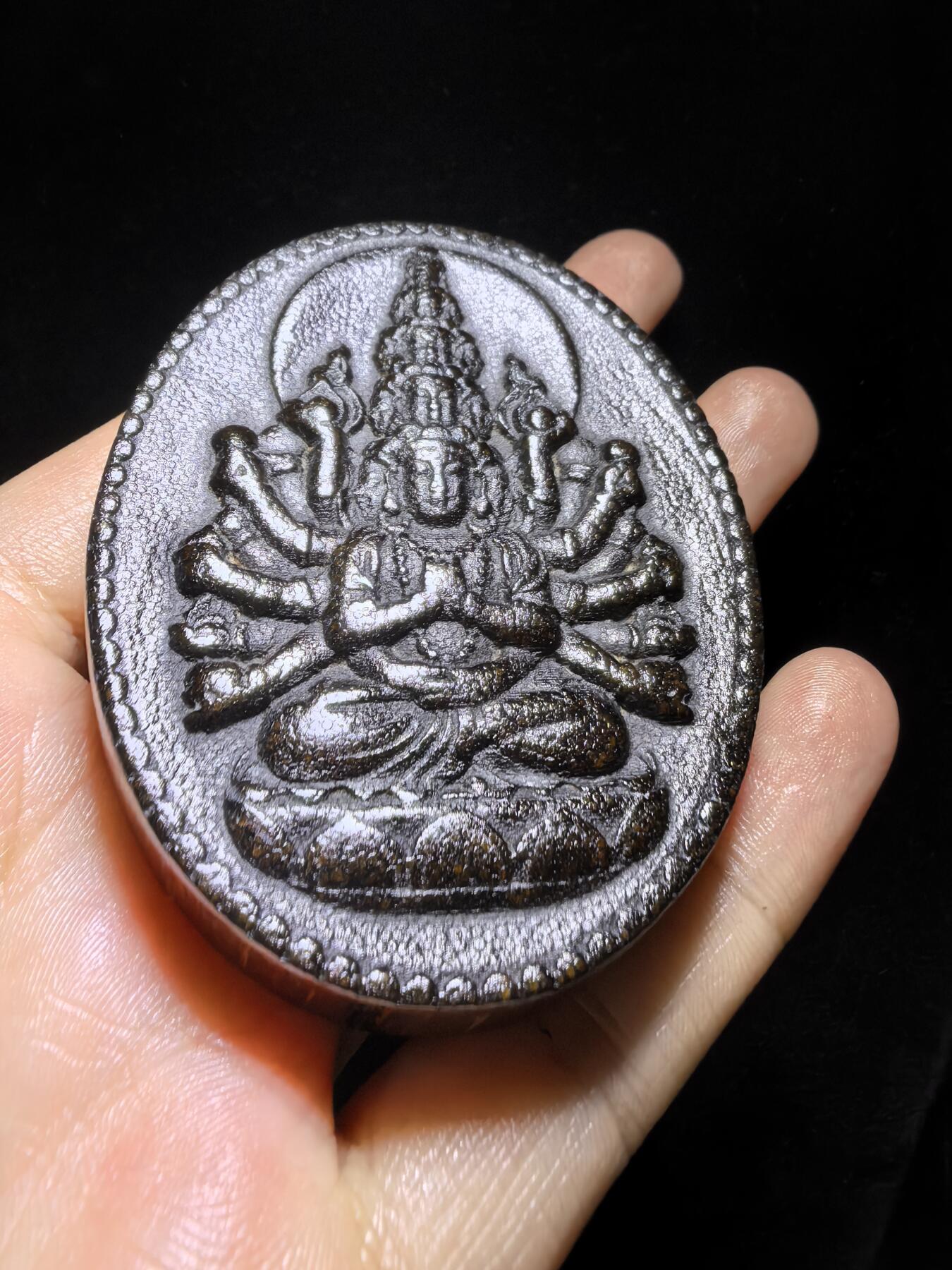 高端文玩，千手观音双面精雕男款吊坠挂件牌。尺寸：6.5cm*5.3cm*1.2cm
