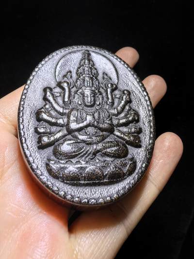 高端文玩，千手观音双面精雕男款吊坠挂件牌。尺寸：6.5cm*5.3cm*1.2cm