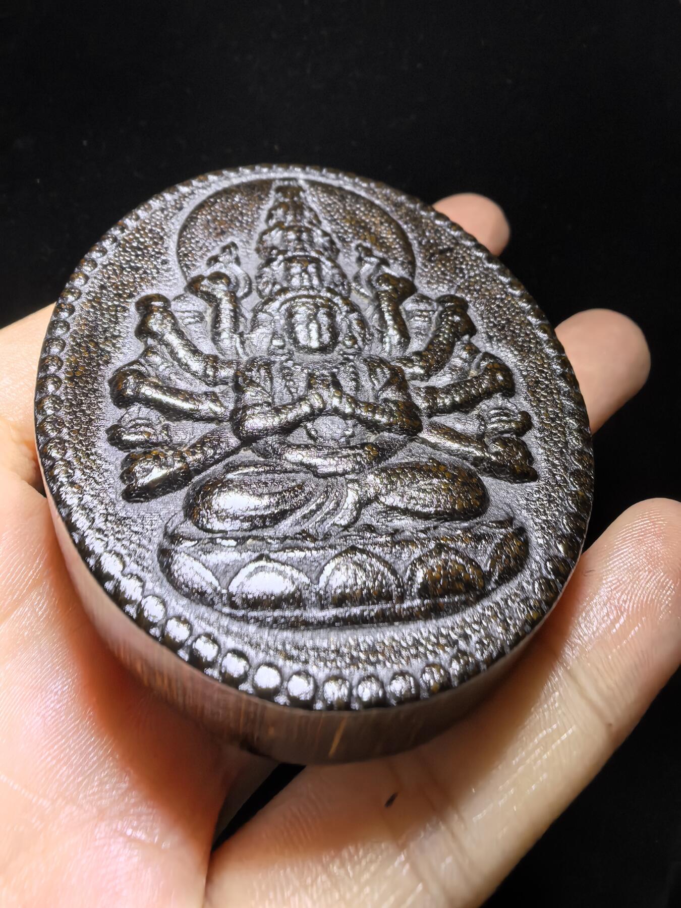 高端文玩，千手观音双面精雕男款吊坠挂件牌。尺寸：6.5cm*5.3cm*1.2cm