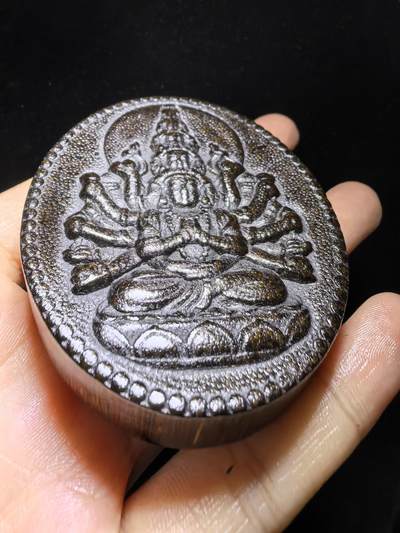 高端文玩，千手观音双面精雕男款吊坠挂件牌。尺寸：6.5cm*5.3cm*1.2cm