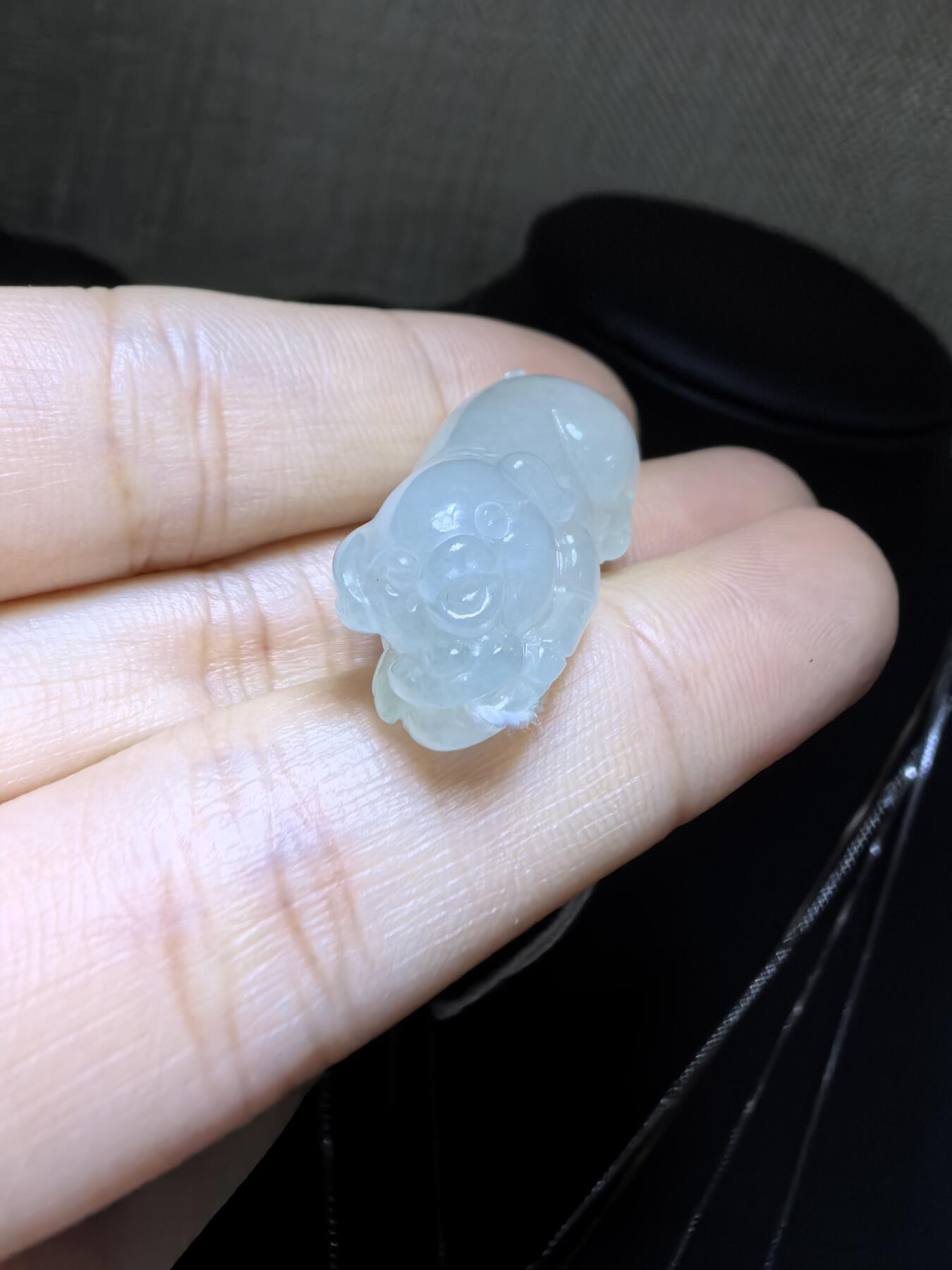 纯天然翡翠老坑料冰晴福猪，水润冰透，精雕细琢，憨态可掬，小巧精致。尺寸：2.6cm*1.3cm*1.15cm实物实拍，所见即所得。