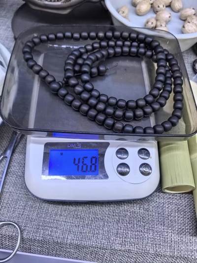 天然沉香佛珠手串男女款，秒沉水，香味甘甜沉稳。满油脂。尺寸:0.8 *0.9cm克重:46.8g