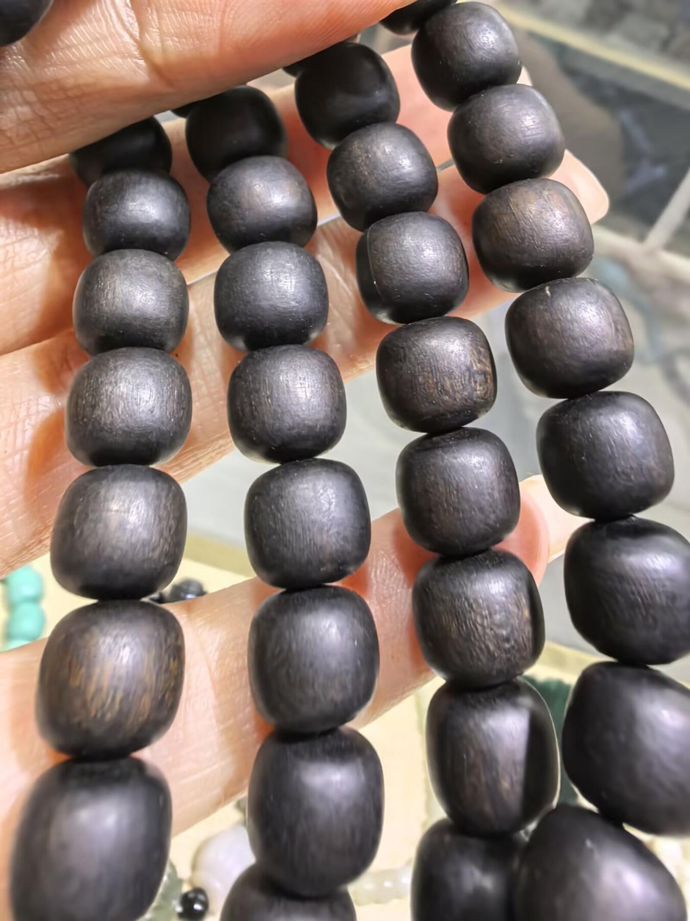 天然沉香佛珠手串男女款，秒沉水，香味甘甜沉稳。满油脂。尺寸:0.8 *0.9cm克重:46.8g