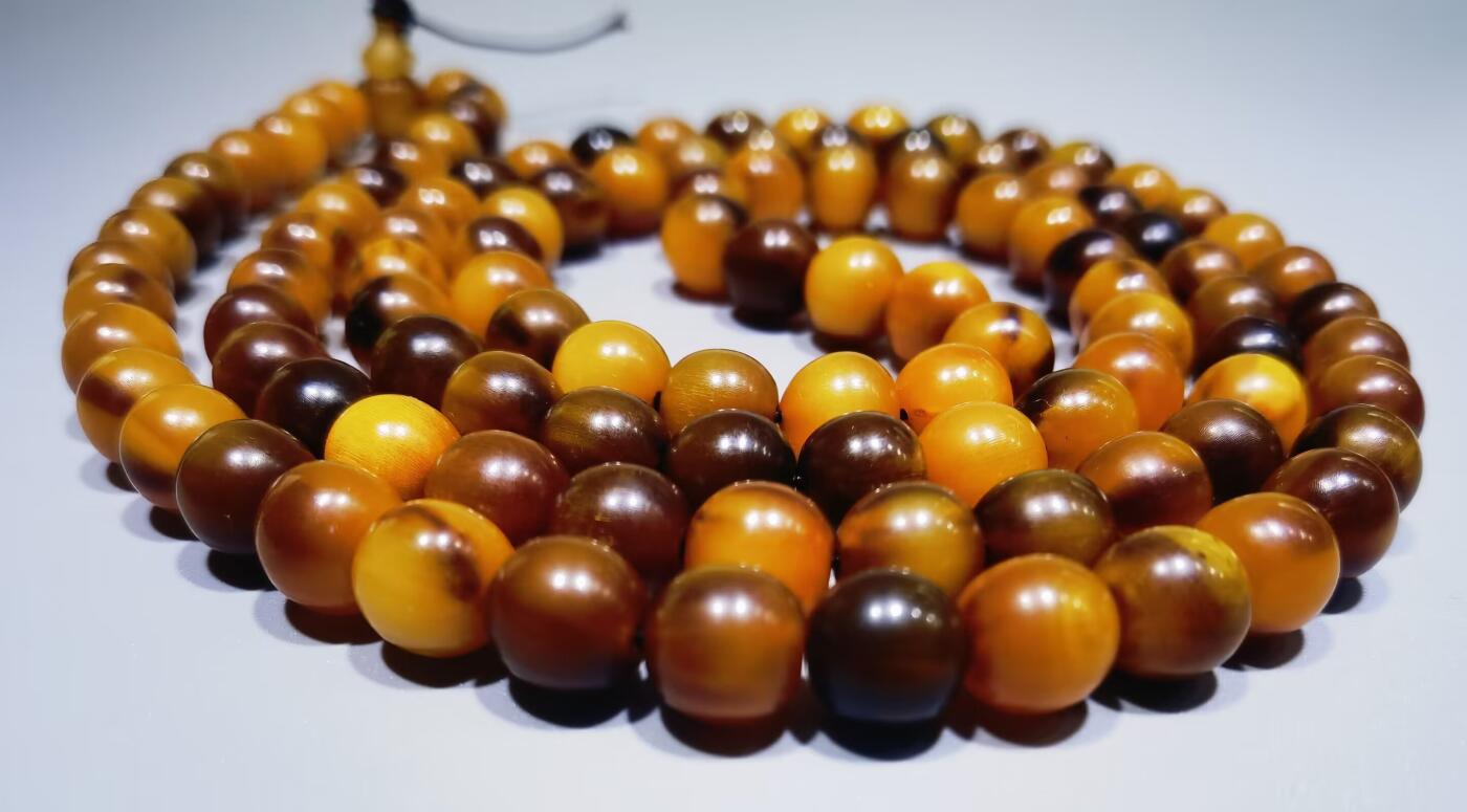 黄金甲多宝佛珠手串项链脖挂108颗。手感油润细腻，颗颗精选手工珠个别不归圆！尺寸：1.0cm