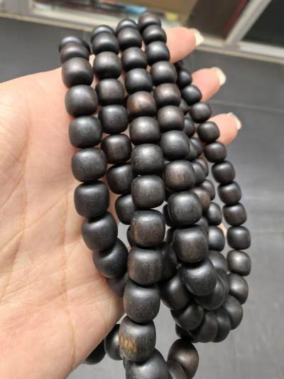 天然沉香佛珠手串男女款，秒沉水，香味甘甜沉稳。满油脂。尺寸:0.8 *0.9cm克重:46.8g