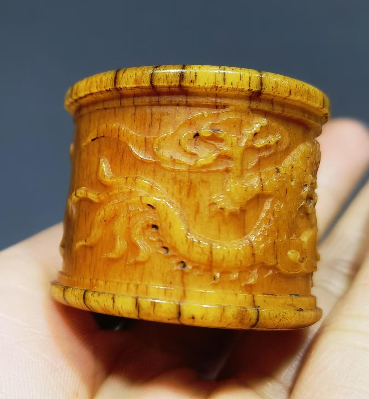 旧藏祥龙献瑞骨雕扳指男款戒指手捻，自然氧化，包浆浑厚天然开片！圈口：22！品相如图所示！