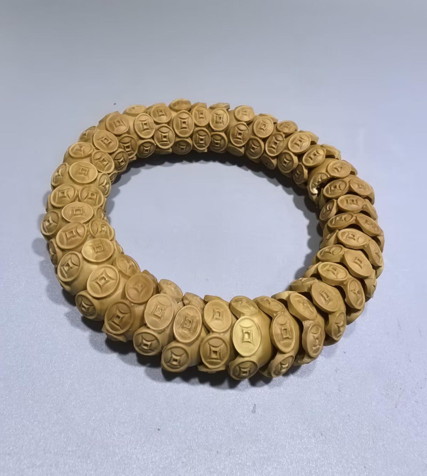 纯手工橄榄核财源滚滚，每颗挑选原籽为2.0cm以上精品核尖雕刻。宽1.7cm。
