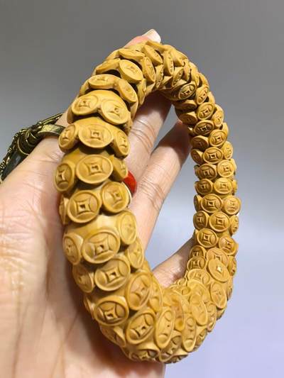 纯手工橄榄核财源滚滚，每颗挑选原籽为2.0cm以上精品核尖雕刻。宽1.7cm。