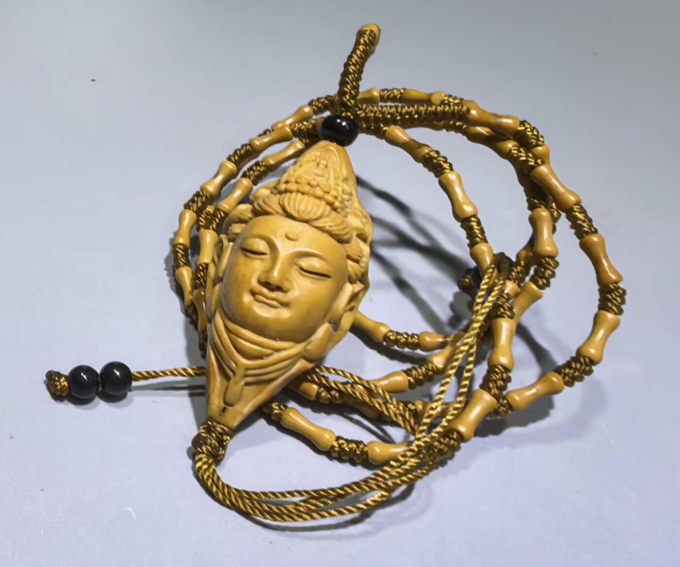 纯手工雕刻观音佛手吊坠挂件项链，链子无漏颗颗精选核尖厚皮料，莲花三通，莲花座跑珠。精雕细琢，用料考究。核质油性较大，佩戴即变色。观音尺寸3.5*1.9cm  佛手4.0*1.9cm项链0.5cm