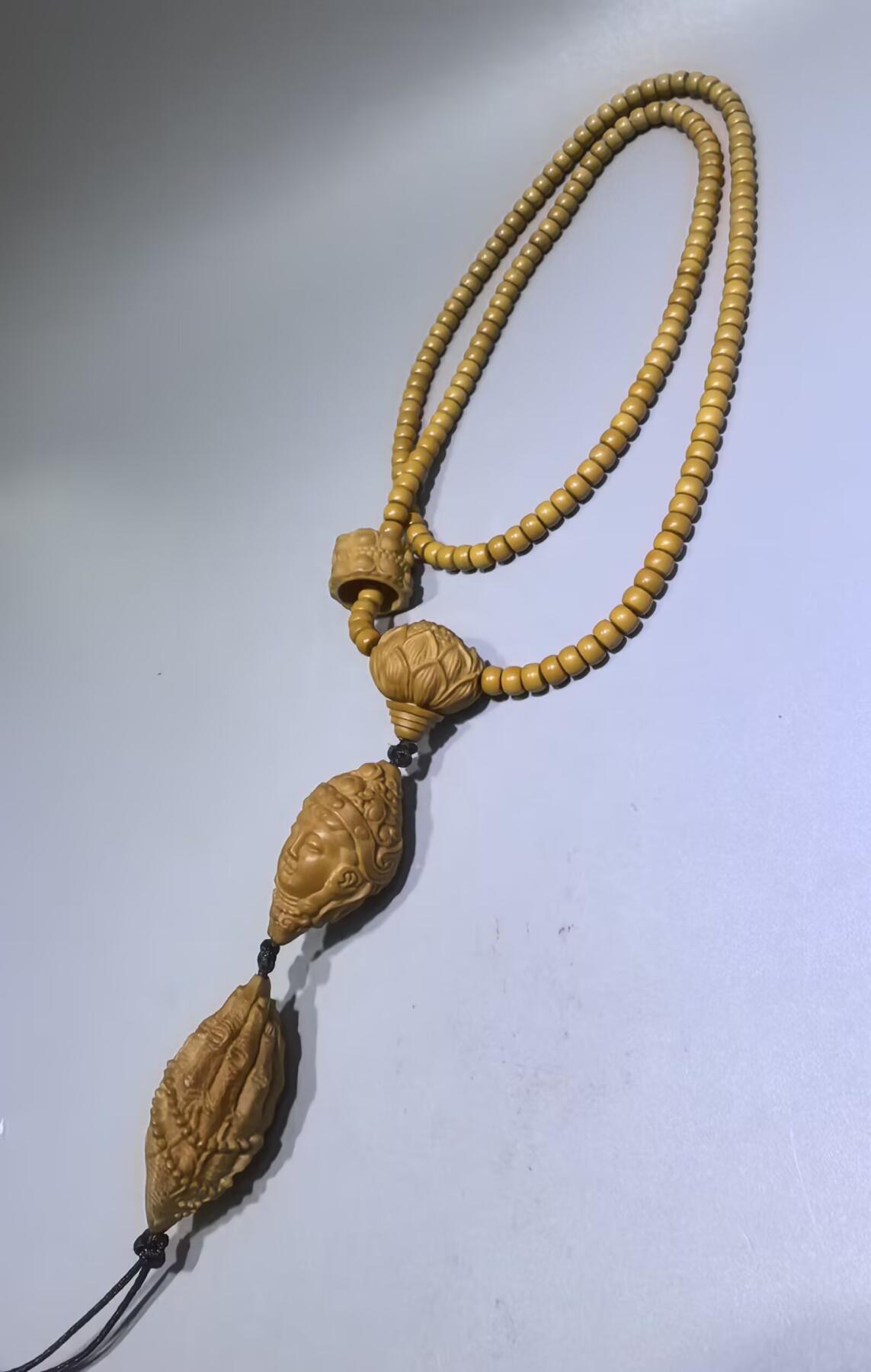 纯手工雕刻观音佛手吊坠挂件项链，链子无漏颗颗精选核尖厚皮料，莲花三通，莲花座跑珠。精雕细琢，用料考究。核质油性较大，佩戴即变色。观音尺寸3.5*1.9cm  佛手4.0*1.9cm项链0.5cm
