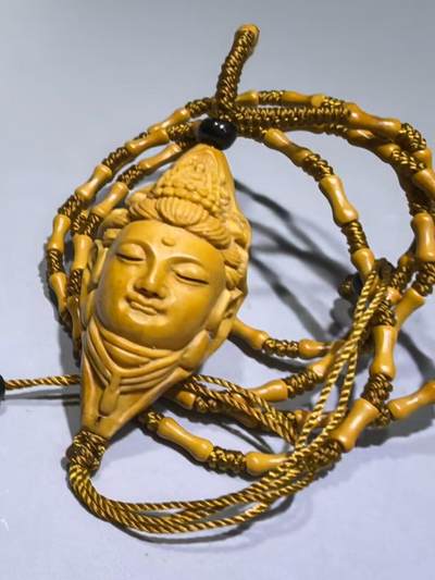 纯手工雕刻观音佛手吊坠挂件项链，链子无漏颗颗精选核尖厚皮料，莲花三通，莲花座跑珠。精雕细琢，用料考究。核质油性较大，佩戴即变色。观音尺寸3.5*1.9cm  佛手4.0*1.9cm项链0.5cm
