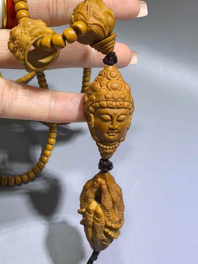 纯手工雕刻观音佛手吊坠挂件项链，链子无漏颗颗精选核尖厚皮料，莲花三通，莲花座跑珠。精雕细琢，用料考究。核质油性较大，佩戴即变色。观音尺寸3.5*1.9cm  佛手4.0*1.9cm项链0.5cm