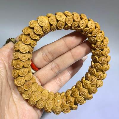 纯手工橄榄核财源滚滚，每颗挑选原籽为2.0cm以上精品核尖雕刻。宽1.7cm。