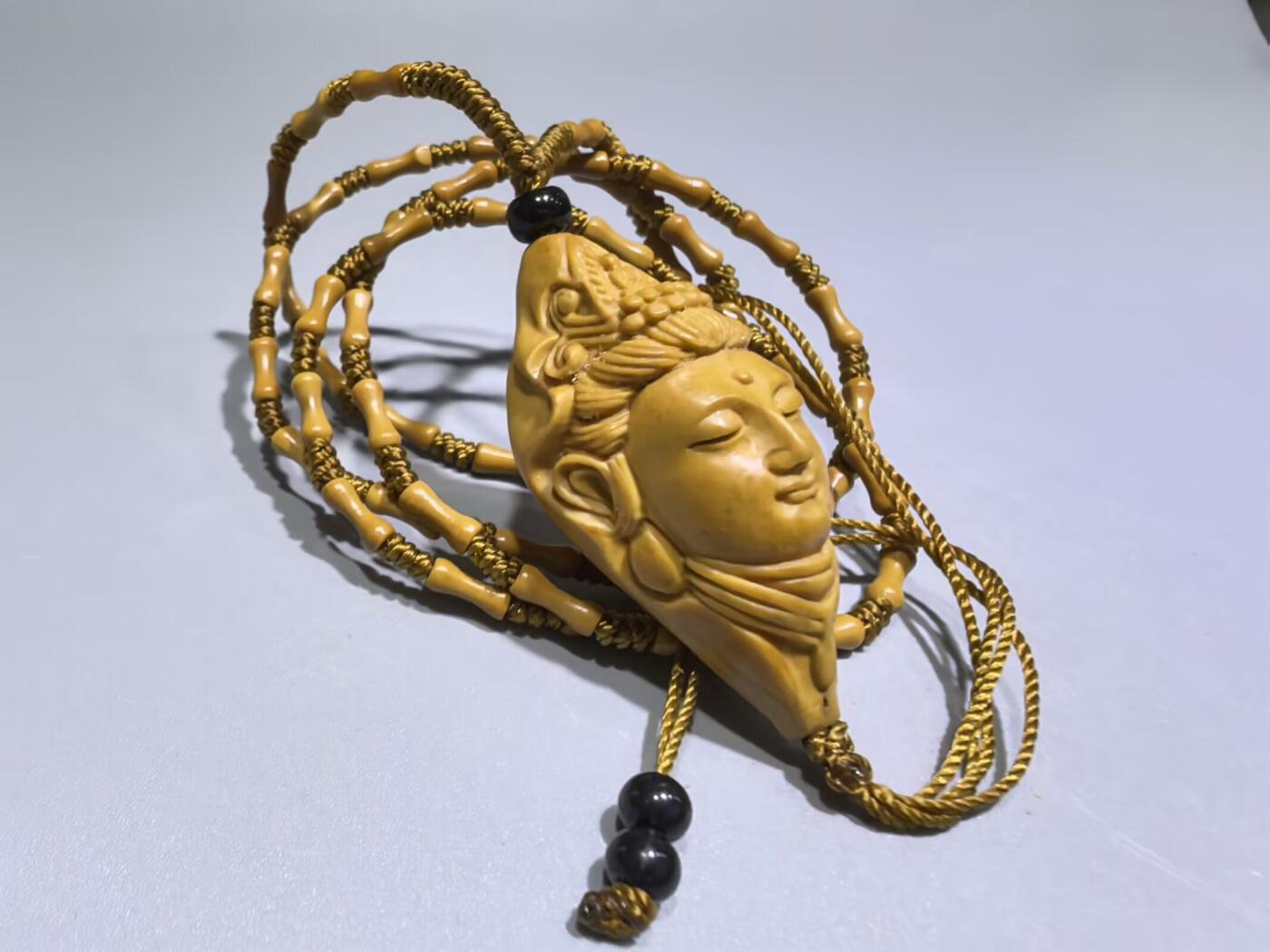 纯手工雕刻观音佛手吊坠挂件项链，链子无漏颗颗精选核尖厚皮料，莲花三通，莲花座跑珠。精雕细琢，用料考究。核质油性较大，佩戴即变色。观音尺寸3.5*1.9cm  佛手4.0*1.9cm项链0.5cm
