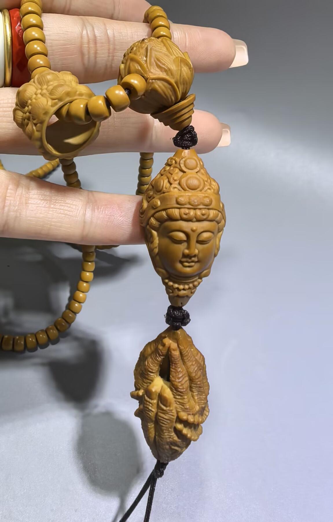 纯手工雕刻观音佛手吊坠挂件项链，链子无漏颗颗精选核尖厚皮料，莲花三通，莲花座跑珠。精雕细琢，用料考究。核质油性较大，佩戴即变色。观音尺寸3.5*1.9cm  佛手4.0*1.9cm项链0.5cm