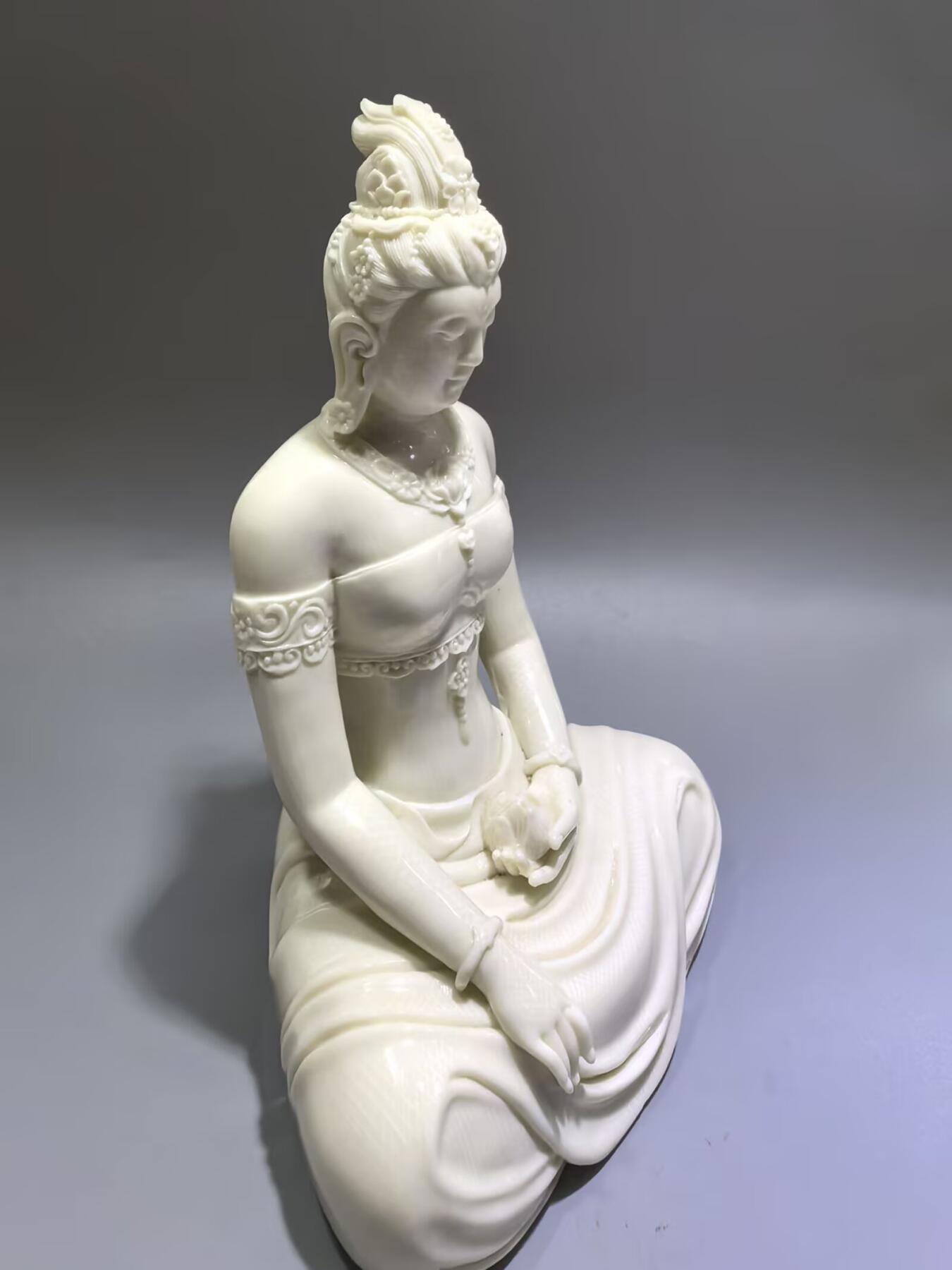 猛犸观音摆件，雕工精湛流畅，料子油润细腻，尺寸:21cm*13cm*10cm克重:1044g