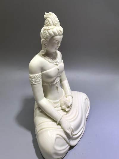 猛犸观音摆件，雕工精湛流畅，料子油润细腻，尺寸:21cm*13cm*10cm克重:1044g