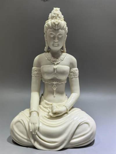 猛犸观音摆件，雕工精湛流畅，料子油润细腻，尺寸:21cm*13cm*10cm克重:1044g