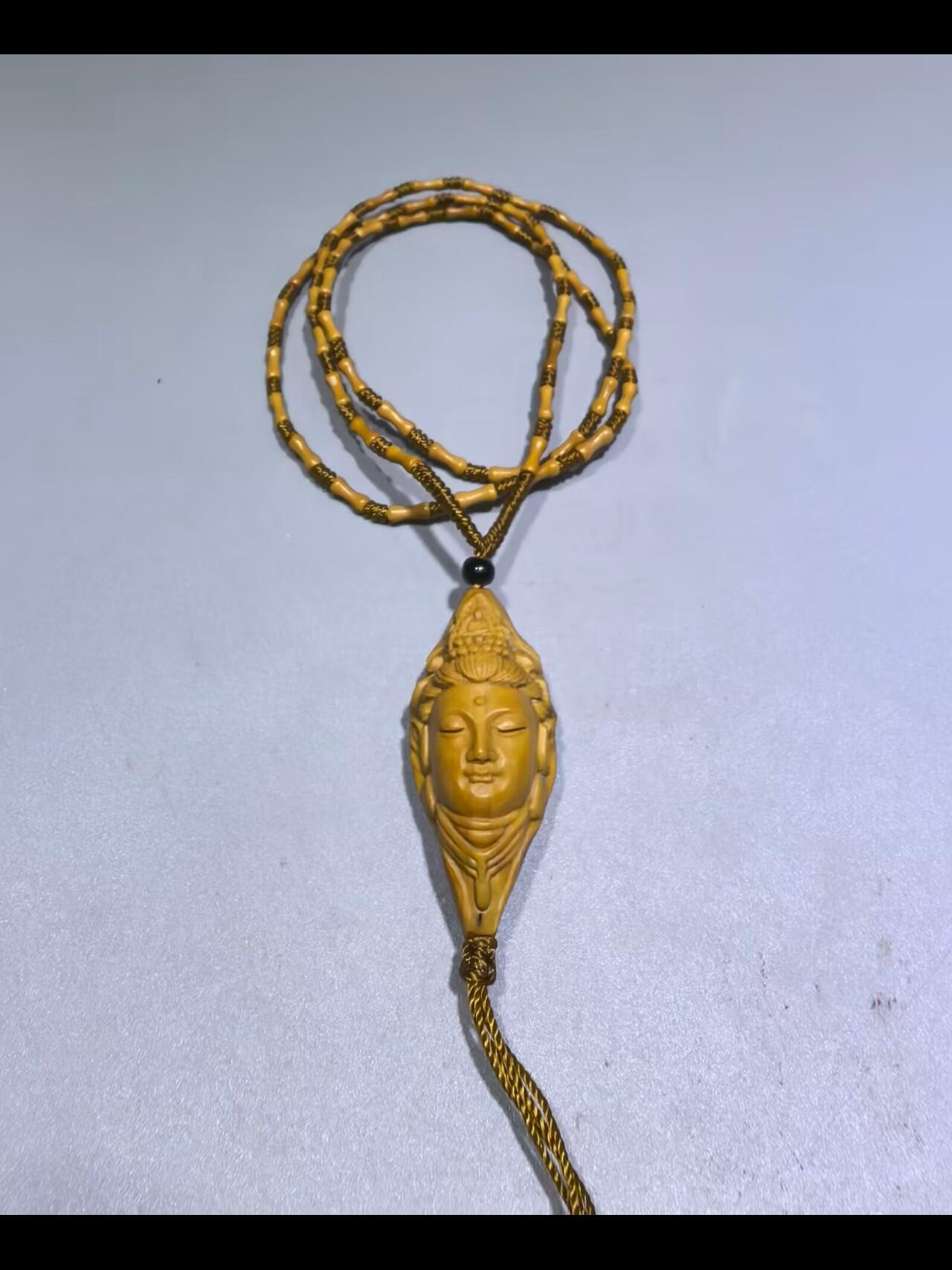 纯手工雕刻观音佛手吊坠挂件项链，链子无漏颗颗精选核尖厚皮料，莲花三通，莲花座跑珠。精雕细琢，用料考究。核质油性较大，佩戴即变色。观音尺寸3.5*1.9cm  佛手4.0*1.9cm项链0.5cm