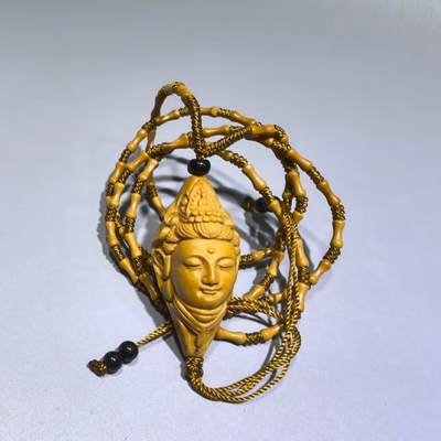 纯手工雕刻观音佛手吊坠挂件项链，链子无漏颗颗精选核尖厚皮料，莲花三通，莲花座跑珠。精雕细琢，用料考究。核质油性较大，佩戴即变色。观音尺寸3.5*1.9cm  佛手4.0*1.9cm项链0.5cm