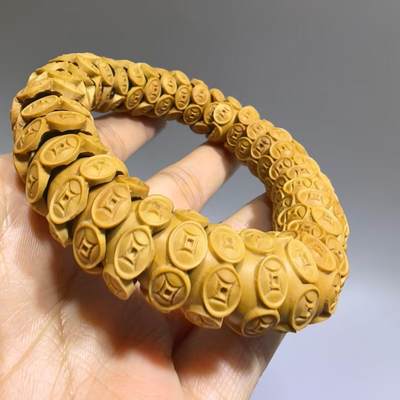 纯手工橄榄核财源滚滚，每颗挑选原籽为2.0cm以上精品核尖雕刻。宽1.7cm。