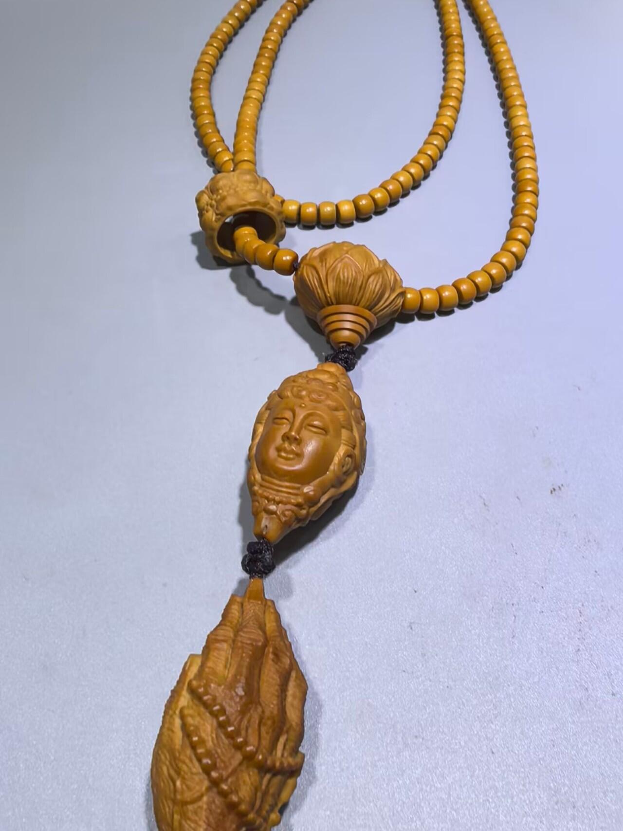纯手工雕刻观音佛手吊坠挂件项链，链子无漏颗颗精选核尖厚皮料，莲花三通，莲花座跑珠。精雕细琢，用料考究。核质油性较大，佩戴即变色。观音尺寸3.5*1.9cm  佛手4.0*1.9cm项链0.5cm