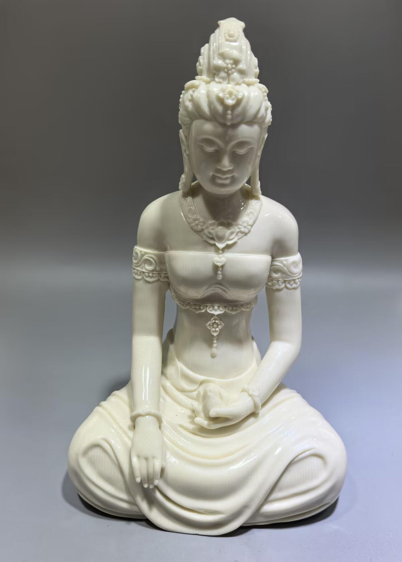 猛犸观音摆件，雕工精湛流畅，料子油润细腻，尺寸:21cm*13cm*10cm克重:1044g