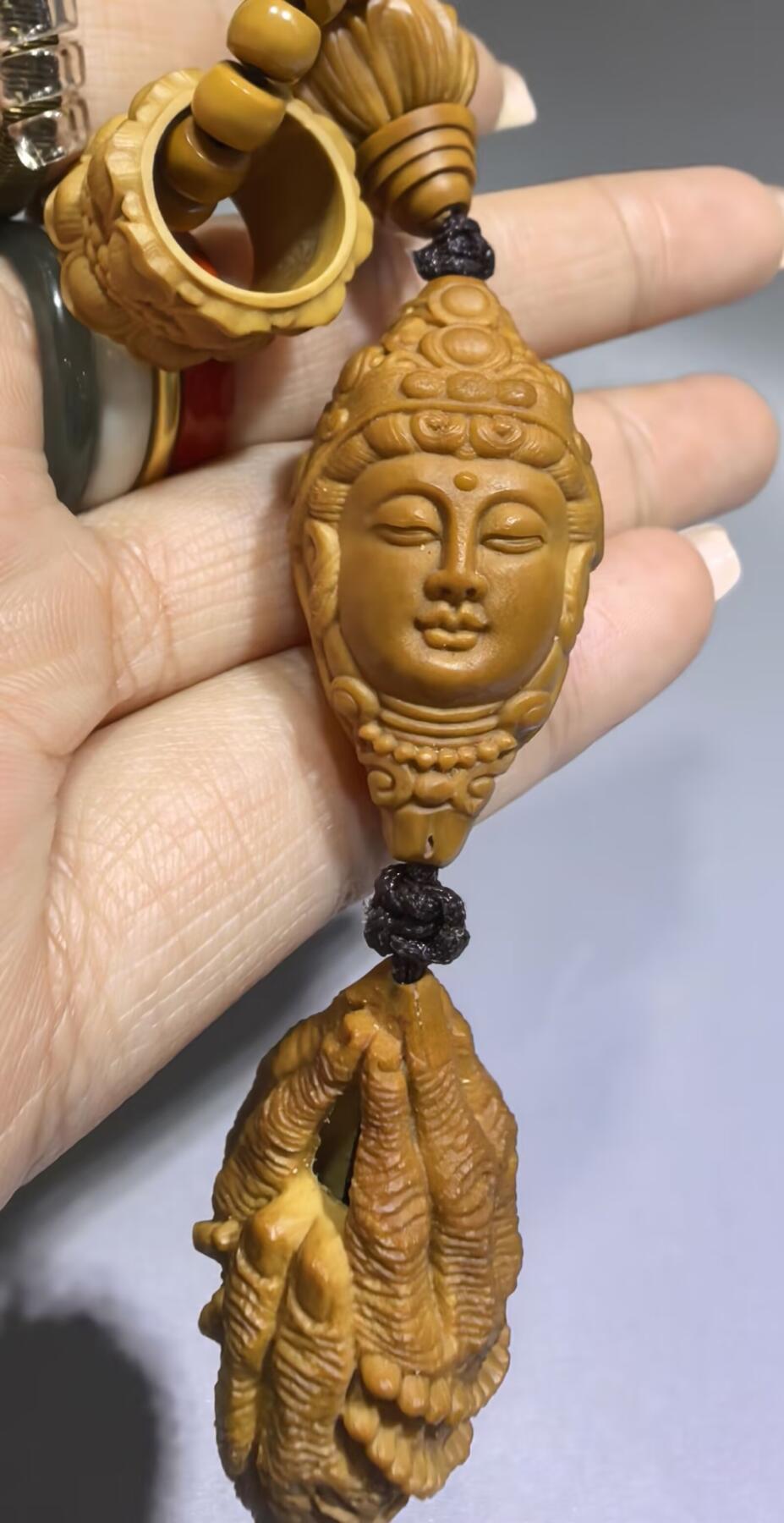 纯手工雕刻观音佛手吊坠挂件项链，链子无漏颗颗精选核尖厚皮料，莲花三通，莲花座跑珠。精雕细琢，用料考究。核质油性较大，佩戴即变色。观音尺寸3.5*1.9cm  佛手4.0*1.9cm项链0.5cm