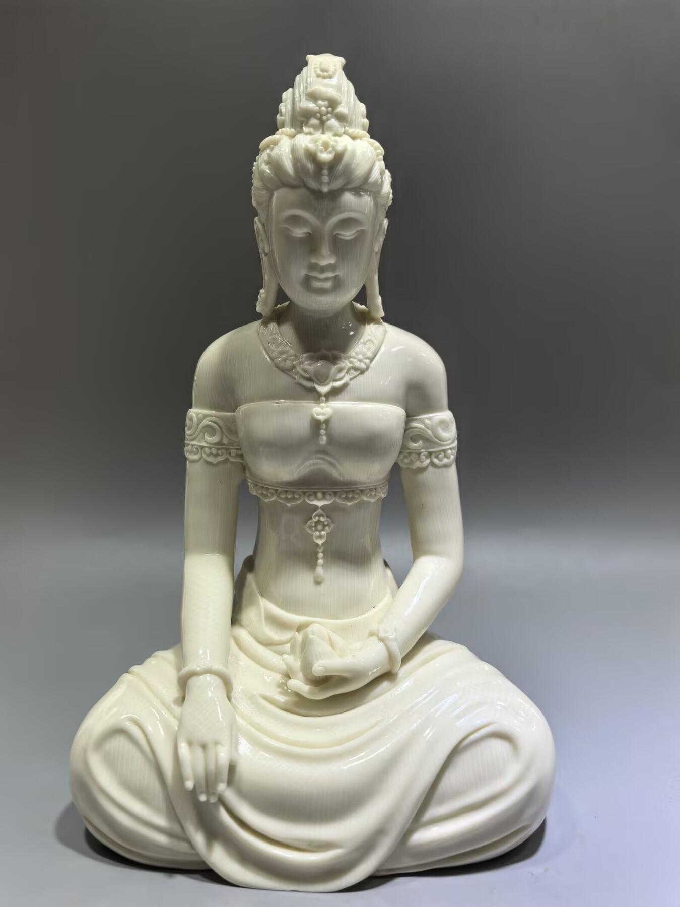 猛犸观音摆件，雕工精湛流畅，料子油润细腻，尺寸:21cm*13cm*10cm克重:1044g