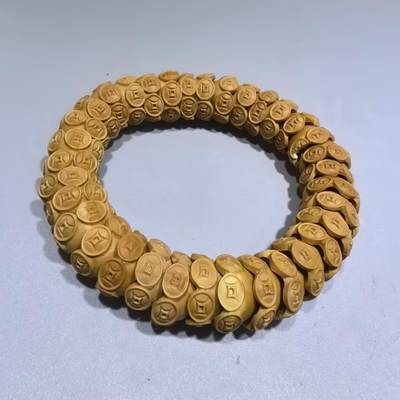 纯手工橄榄核财源滚滚，每颗挑选原籽为2.0cm以上精品核尖雕刻。宽1.7cm。