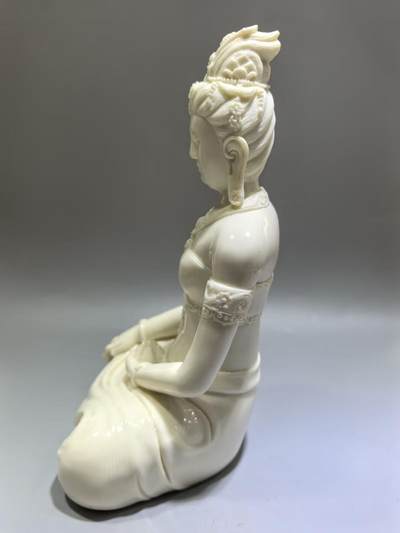 猛犸观音摆件，雕工精湛流畅，料子油润细腻，尺寸:21cm*13cm*10cm克重:1044g