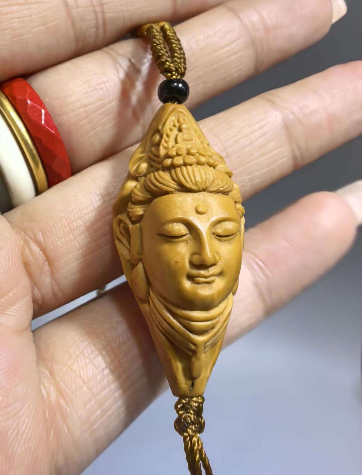 纯手工雕刻观音佛手吊坠挂件项链，链子无漏颗颗精选核尖厚皮料，莲花三通，莲花座跑珠。精雕细琢，用料考究。核质油性较大，佩戴即变色。观音尺寸3.5*1.9cm  佛手4.0*1.9cm项链0.5cm