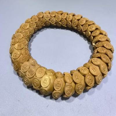 纯手工橄榄核财源滚滚，每颗挑选原籽为2.0cm以上精品核尖雕刻。宽1.7cm。