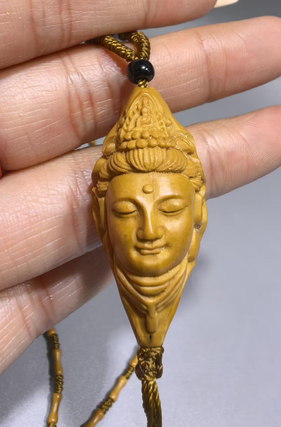 纯手工雕刻观音佛手吊坠挂件项链，链子无漏颗颗精选核尖厚皮料，莲花三通，莲花座跑珠。精雕细琢，用料考究。核质油性较大，佩戴即变色。观音尺寸3.5*1.9cm  佛手4.0*1.9cm项链0.5cm
