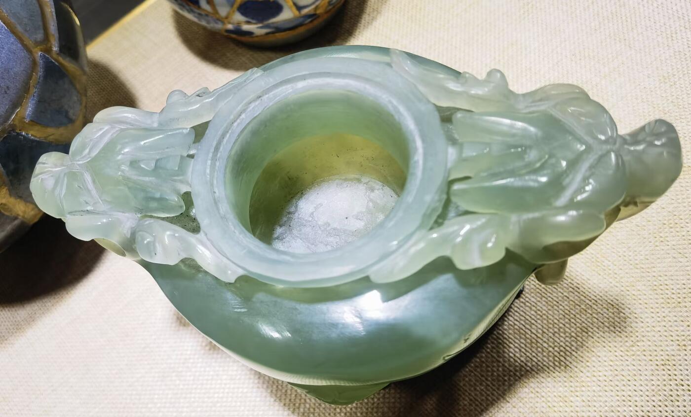 创汇时期出品北京玉器二厂懋隆商店岫玉三足龙头香炉尺寸：高含底座11cm*长15.5cm*宽约9.5cm