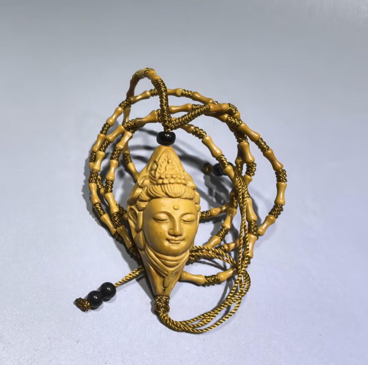 纯手工雕刻观音佛手吊坠挂件项链，链子无漏颗颗精选核尖厚皮料，莲花三通，莲花座跑珠。精雕细琢，用料考究。核质油性较大，佩戴即变色。观音尺寸3.5*1.9cm  佛手4.0*1.9cm项链0.5cm