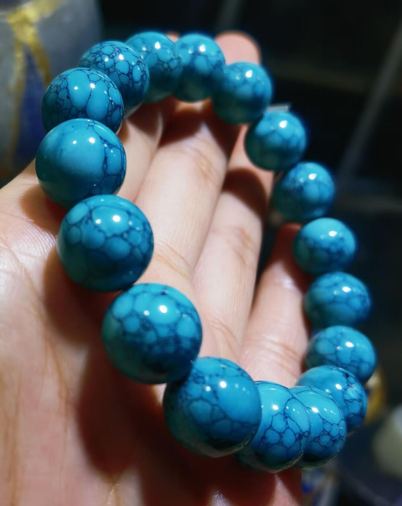 原矿高瓷乌兰花松石手串佛珠男女款，不是所有松石都可以叫高瓷，乌兰花的铁线从可见表面整个贯穿到内部，对松石的瓷度松石硬度都是考验，在打磨成圆珠的过程中稍有闪失那么整颗珠子就废了！这么大尺寸可称为———孤品尺寸:1.2cm克重:40.7