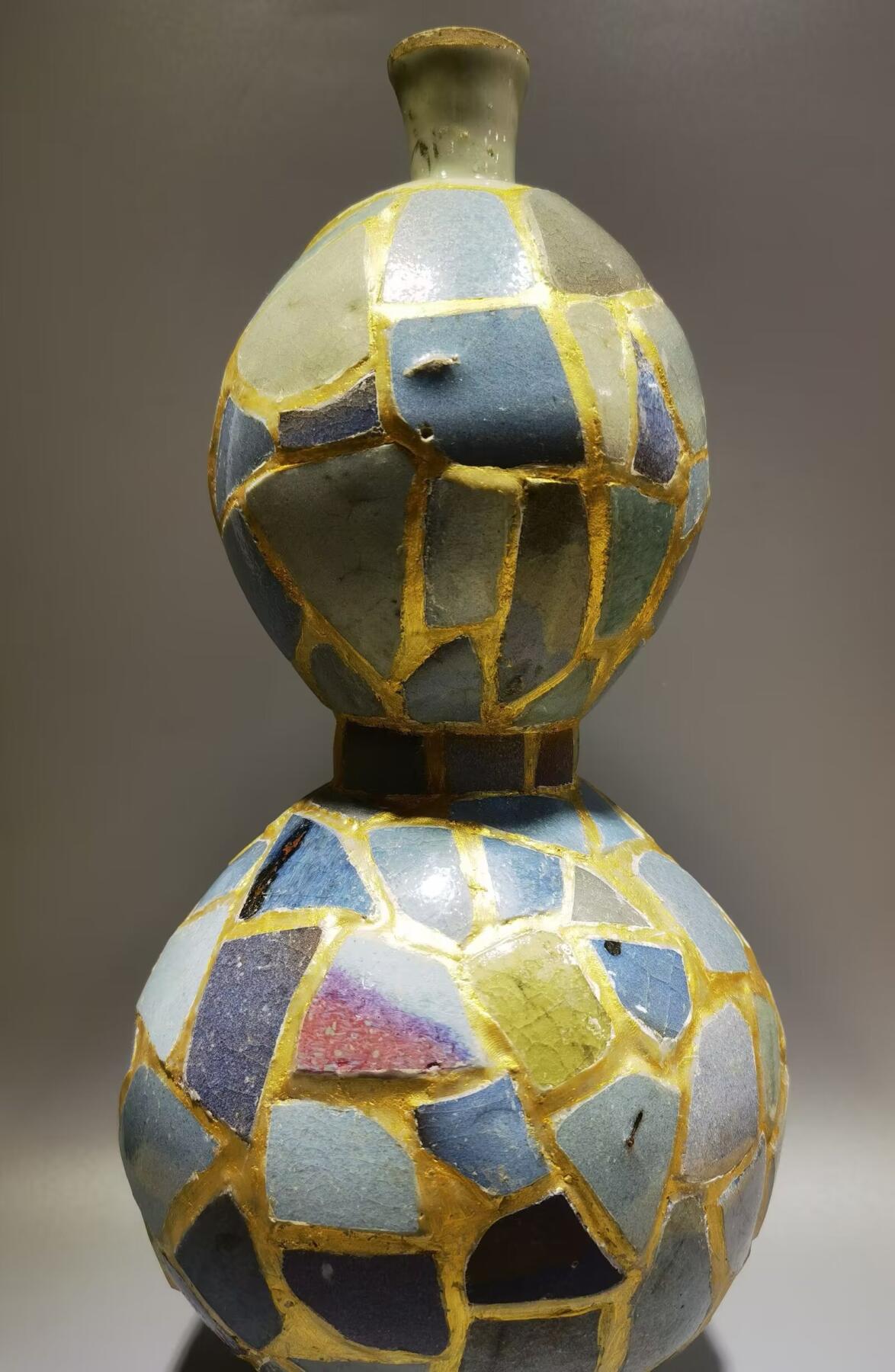 元代钧窑葫芦宝瓶摆件，手工DIY高订每片瓷片包老到代，用瓷片约一百一二十片，精致打磨拼接而成，外表金粉勾缝，纯手工活，从构思画图到成品耗时半月有余！独一无二！瓷片界的天花板！
尺寸：高约34cm*底腹宽约15cm