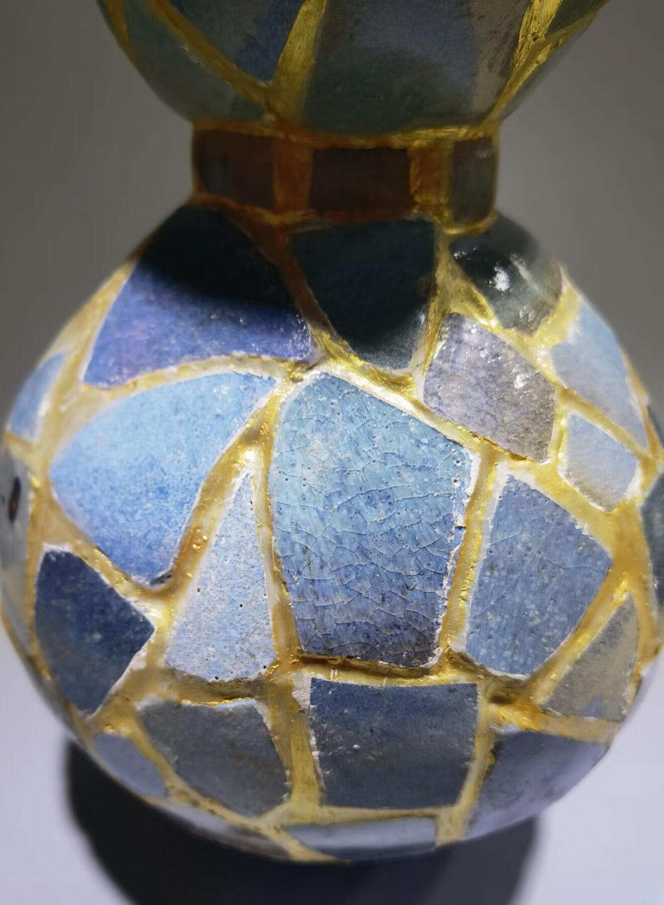 元代钧窑葫芦宝瓶摆件，手工DIY高订每片瓷片包老到代，用瓷片约一百一二十片，精致打磨拼接而成，外表金粉勾缝，纯手工活，从构思画图到成品耗时半月有余！独一无二！瓷片界的天花板！
尺寸：高约34cm*底腹宽约15cm