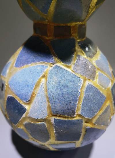 元代钧窑葫芦宝瓶摆件，手工DIY高订每片瓷片包老到代，用瓷片约一百一二十片，精致打磨拼接而成，外表金粉勾缝，纯手工活，从构思画图到成品耗时半月有余！独一无二！瓷片界的天花板！
尺寸：高约34cm*底腹宽约15cm