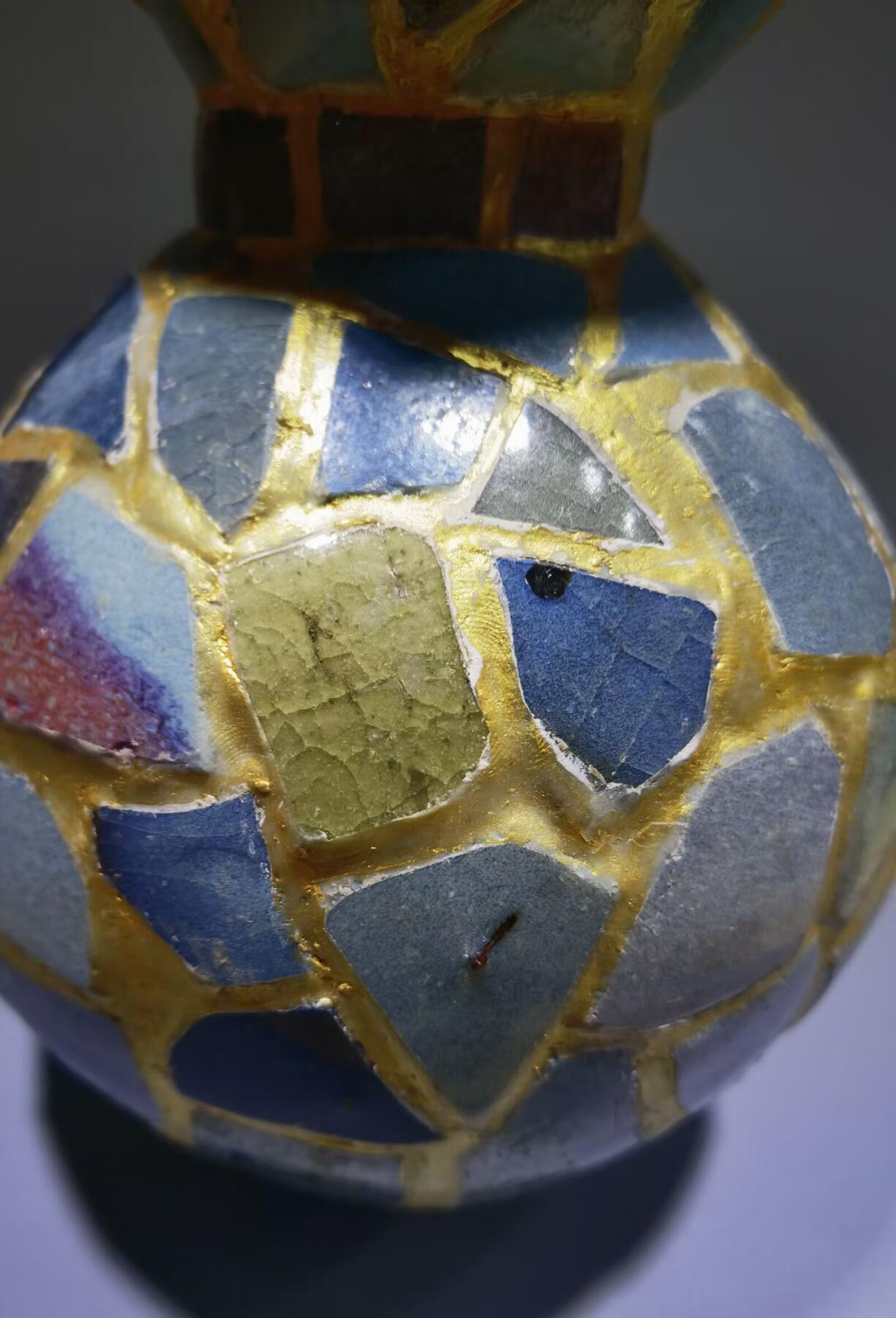 元代钧窑葫芦宝瓶摆件，手工DIY高订每片瓷片包老到代，用瓷片约一百一二十片，精致打磨拼接而成，外表金粉勾缝，纯手工活，从构思画图到成品耗时半月有余！独一无二！瓷片界的天花板！
尺寸：高约34cm*底腹宽约15cm