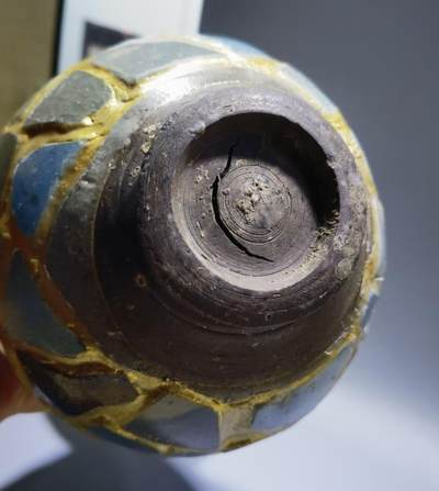 元代钧窑葫芦宝瓶摆件，手工DIY高订每片瓷片包老到代，用瓷片约一百一二十片，精致打磨拼接而成，外表金粉勾缝，纯手工活，从构思画图到成品耗时半月有余！独一无二！瓷片界的天花板！
尺寸：高约34cm*底腹宽约15cm