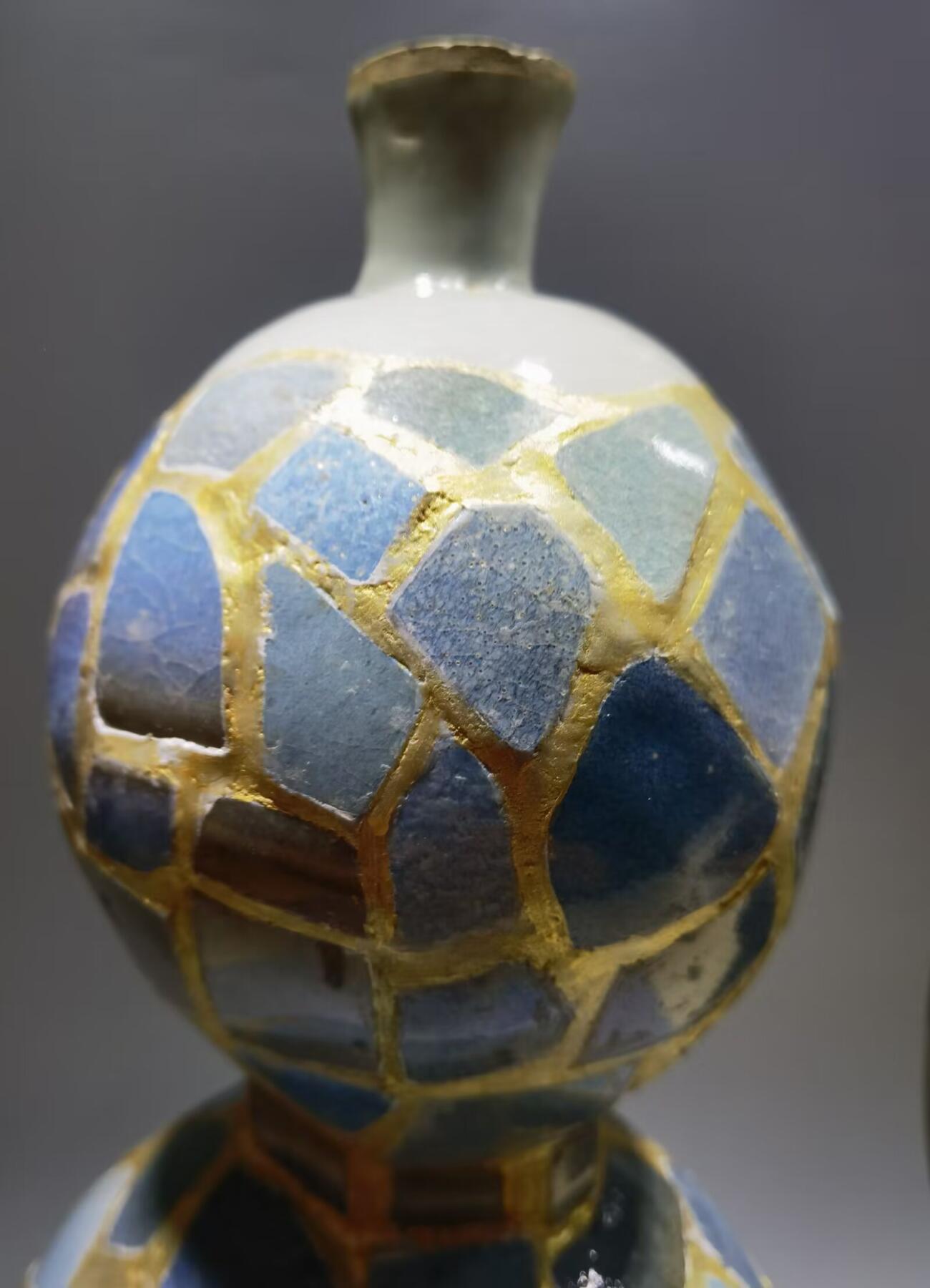 元代钧窑葫芦宝瓶摆件，手工DIY高订每片瓷片包老到代，用瓷片约一百一二十片，精致打磨拼接而成，外表金粉勾缝，纯手工活，从构思画图到成品耗时半月有余！独一无二！瓷片界的天花板！
尺寸：高约34cm*底腹宽约15cm