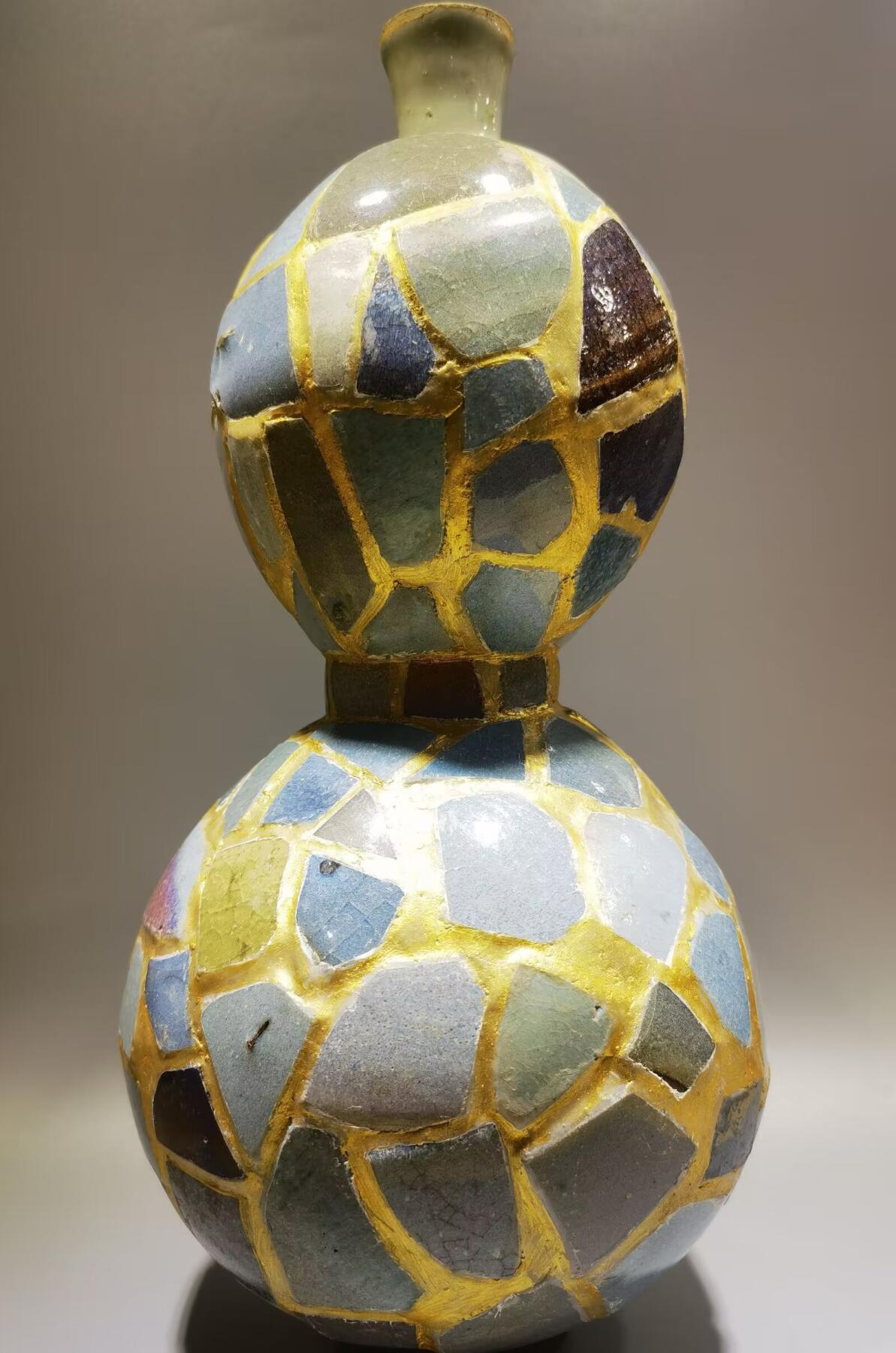 元代钧窑葫芦宝瓶摆件，手工DIY高订每片瓷片包老到代，用瓷片约一百一二十片，精致打磨拼接而成，外表金粉勾缝，纯手工活，从构思画图到成品耗时半月有余！独一无二！瓷片界的天花板！
尺寸：高约34cm*底腹宽约15cm